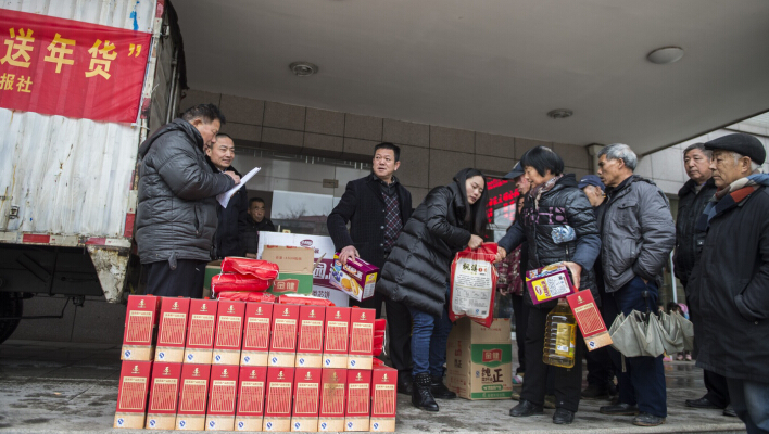 蝶依斓连续九年加入“送年货”爱心活动