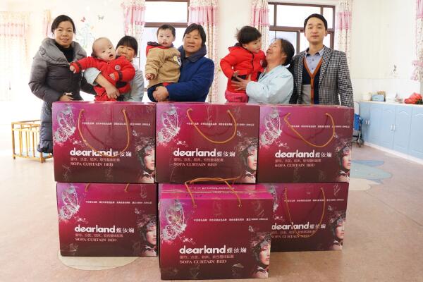 蝶依斓品牌发展部经理周大松代表公司为孩子们送来100床被套